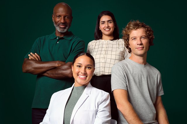 Profesional de la salud utilizando productos Solventum